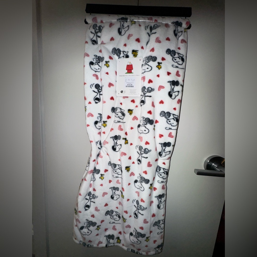 Snoopy V-Day Blanket - Picture 3 of 3